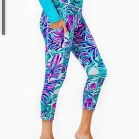 Lilly Pulitzer leaf tropical print has pocket. - Picture 2 of 6